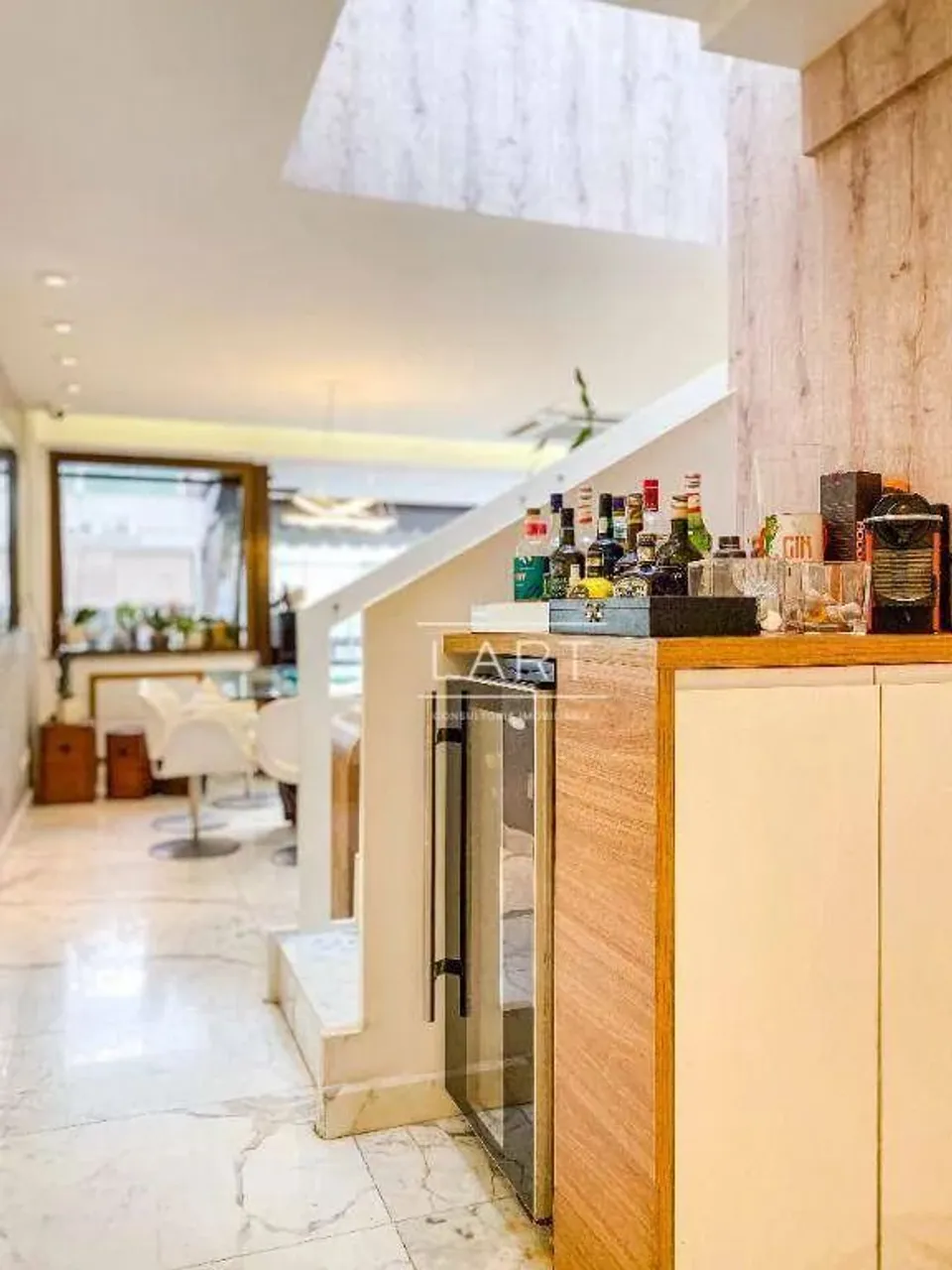 4-bedroom penthouse-style home with 324 m² kitchen — photo 12