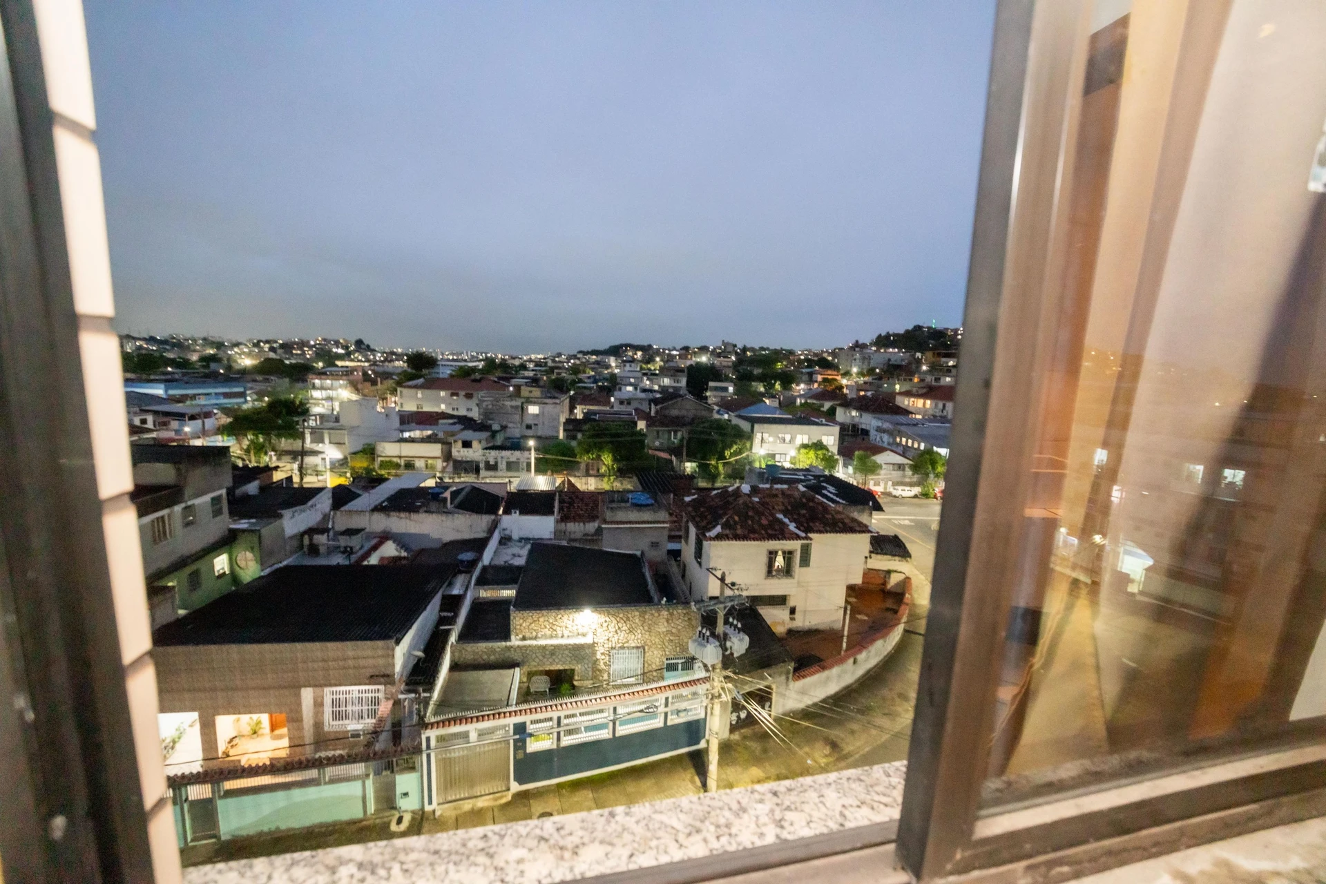 Glass-enclosed balcony in a 4-bedroom apartment, 110 m² — photo 46