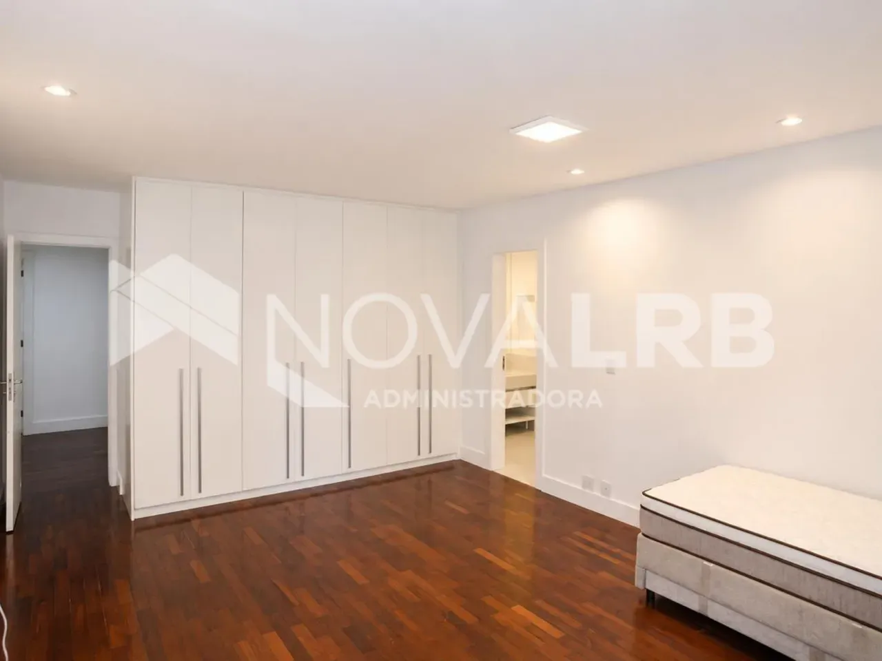 4-bedroom apartment with enclosed glass balcony — photo 36