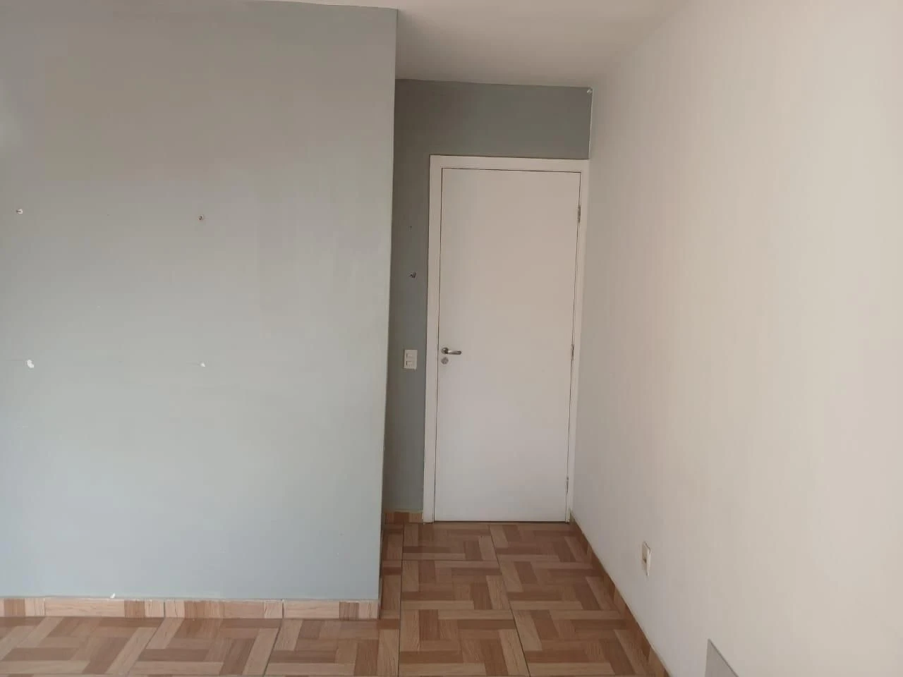 Apartamento sem mobília com box de vidro no banheiro — photo 14