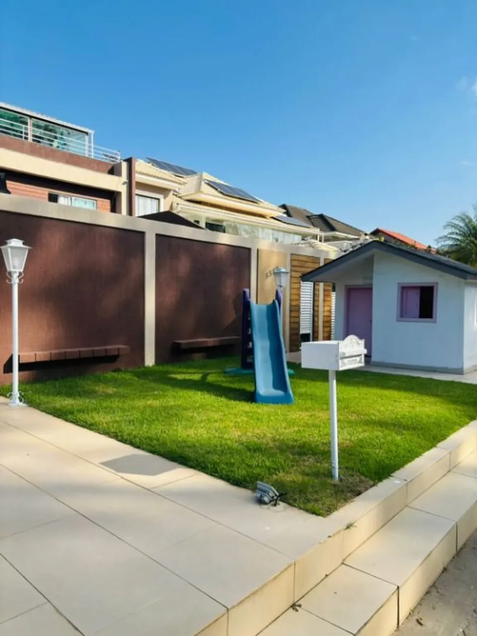 House with 5 bedrooms and a modern glass balcony — photo 7