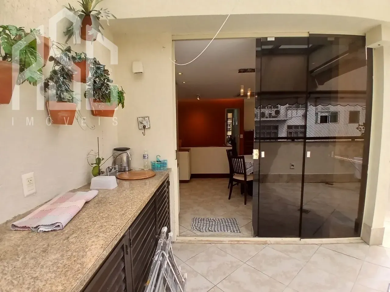 Balcony with a grill in a 2-bedroom apartment, 153 m² — photo 17