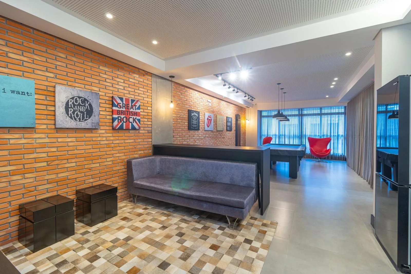 Furnished 1-bedroom apartment with open-plan kitchen — photo 24