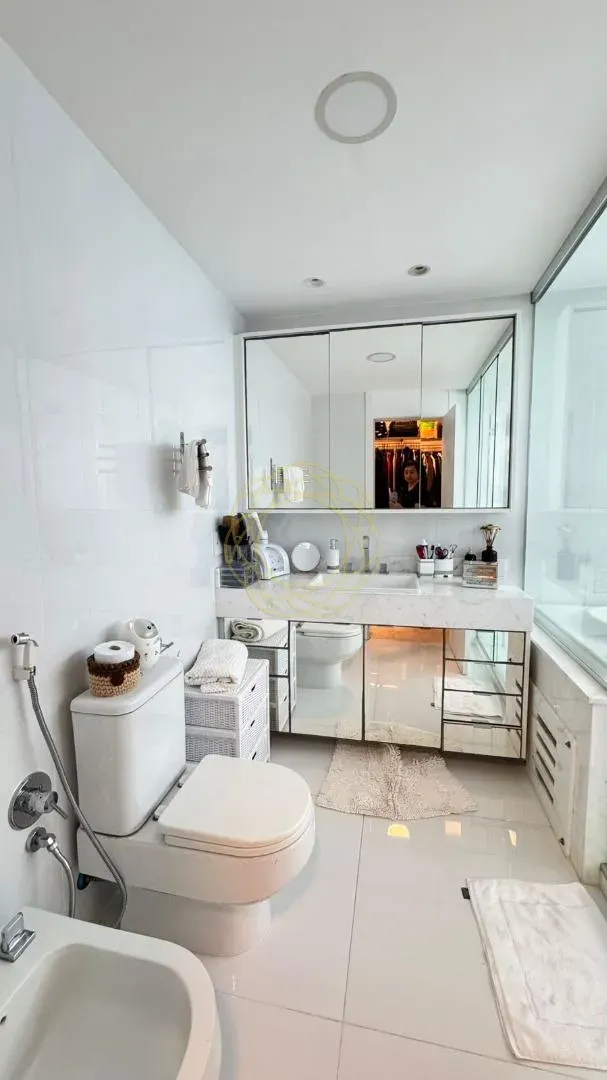 Furnished apartment with 4 bedrooms and 381 m² — photo 32