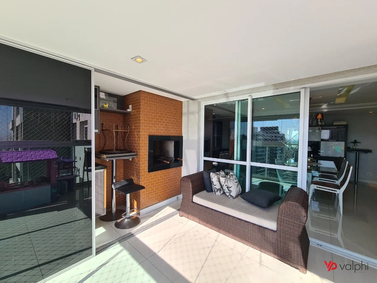 Furnished 2-bedroom apartment with enclosed balcony — photo 17