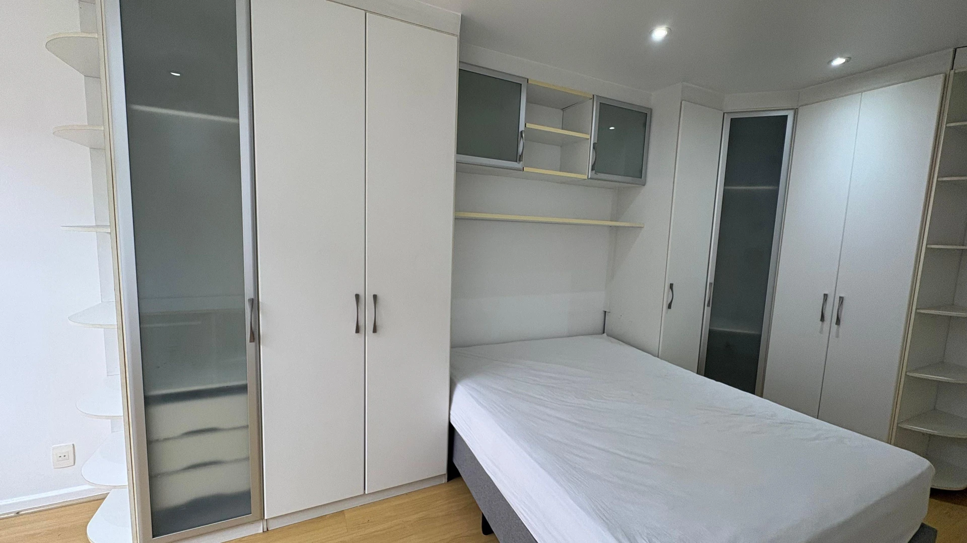 Glass-enclosed balcony in a 3-bedroom apartment, 120 m² — photo 34