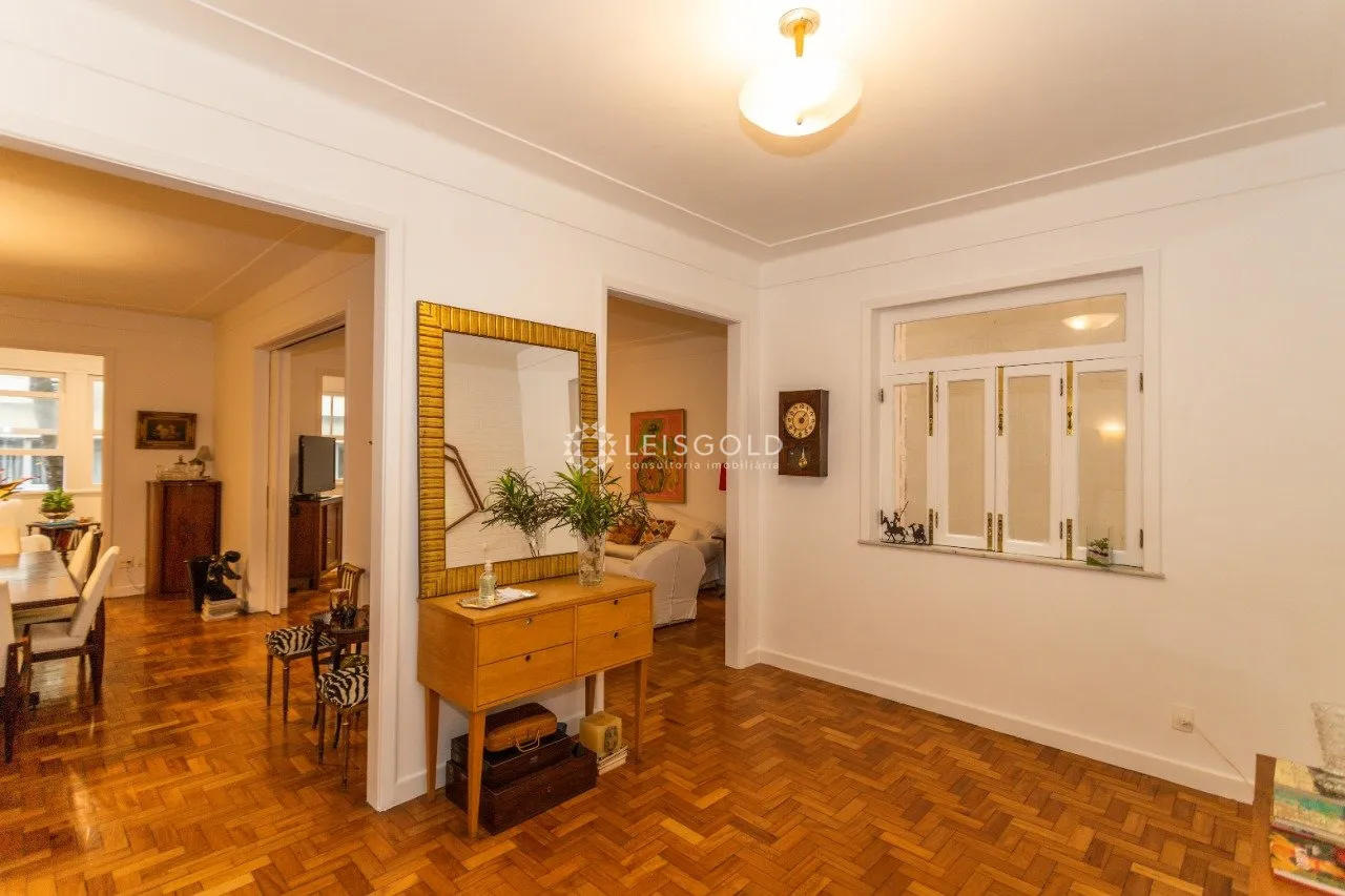 Home office in a 4-bedroom apartment, 220 m² — photo 32
