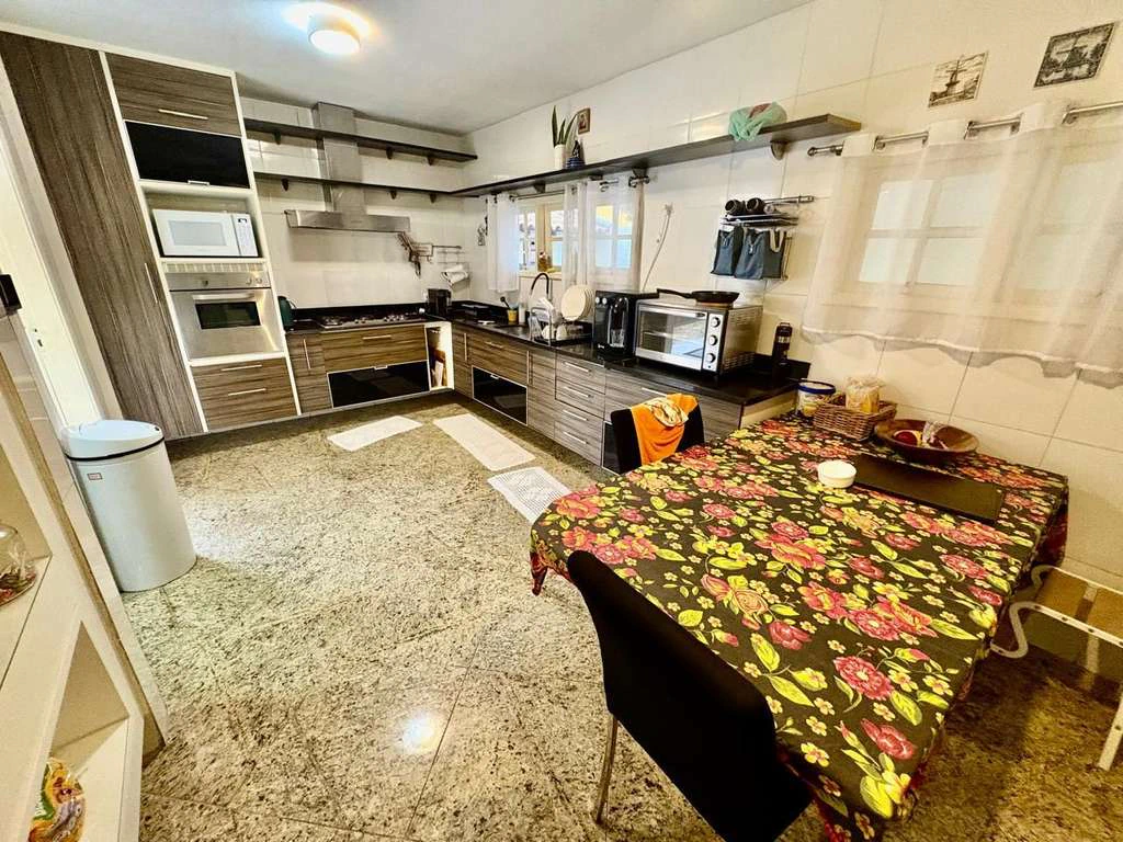 Furnished 4 en-suite bedrooms with 9 bathrooms — photo 6