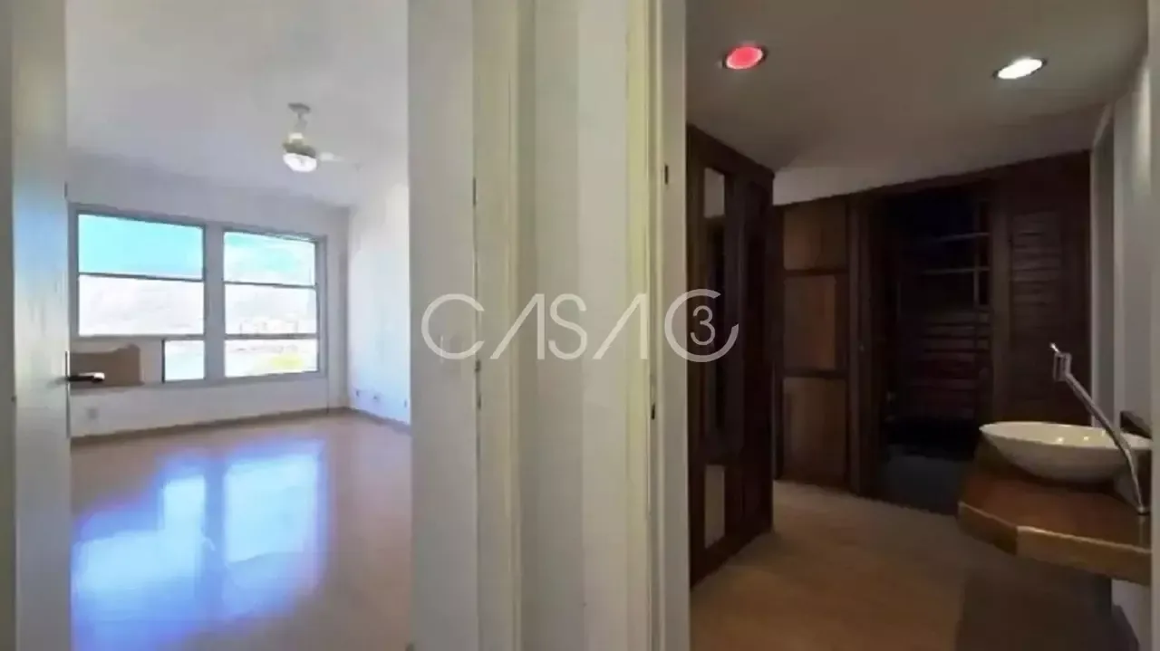 190 m² apartment with a walk-in closet and a water view — photo 16