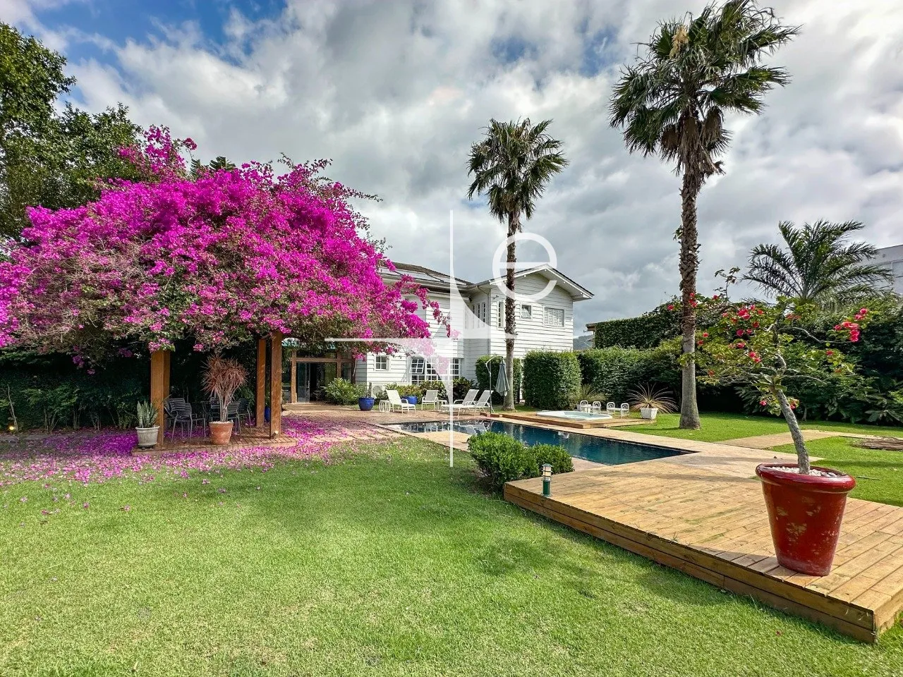 Casa mobiliada com 5 quartos e 4 vagas, com jardim — photo 57
