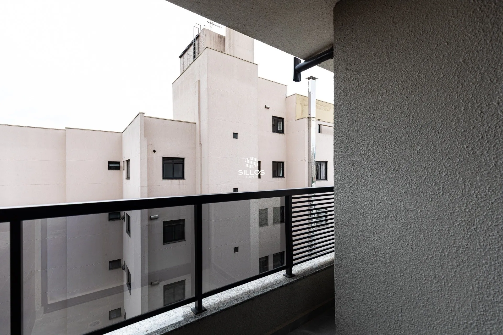 One-bedroom apartment with a washing machine — photo 14