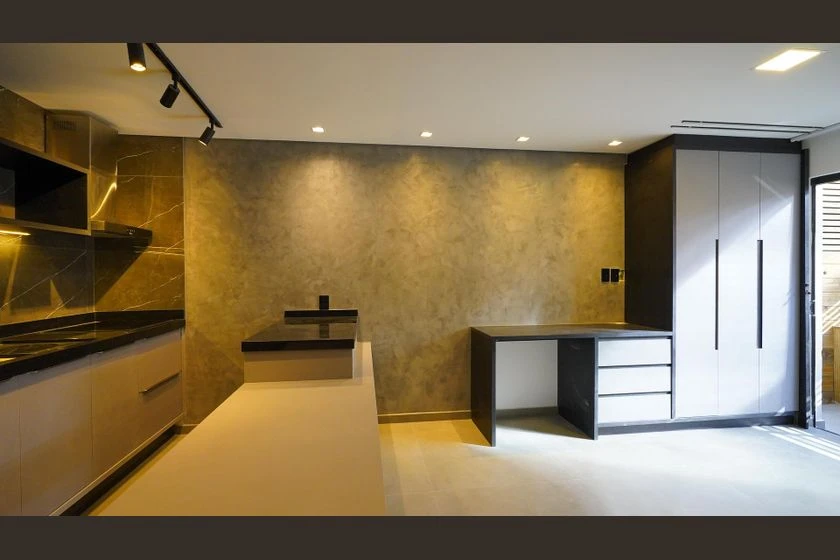Studio mobiliado com mesa de trabalho e jardim privativo — photo 3