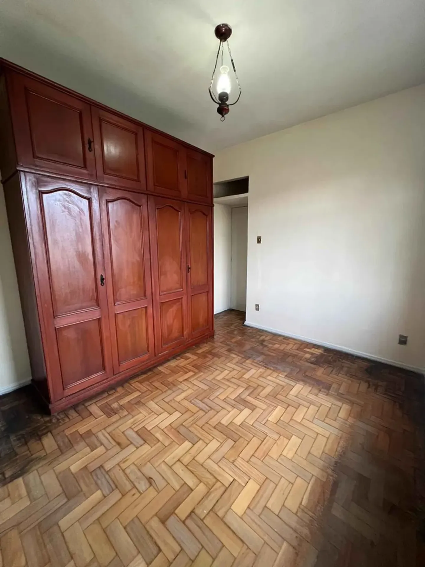 Квартира з 2 спальнями та дерев'яною підлогою або ламінатом — photo 18