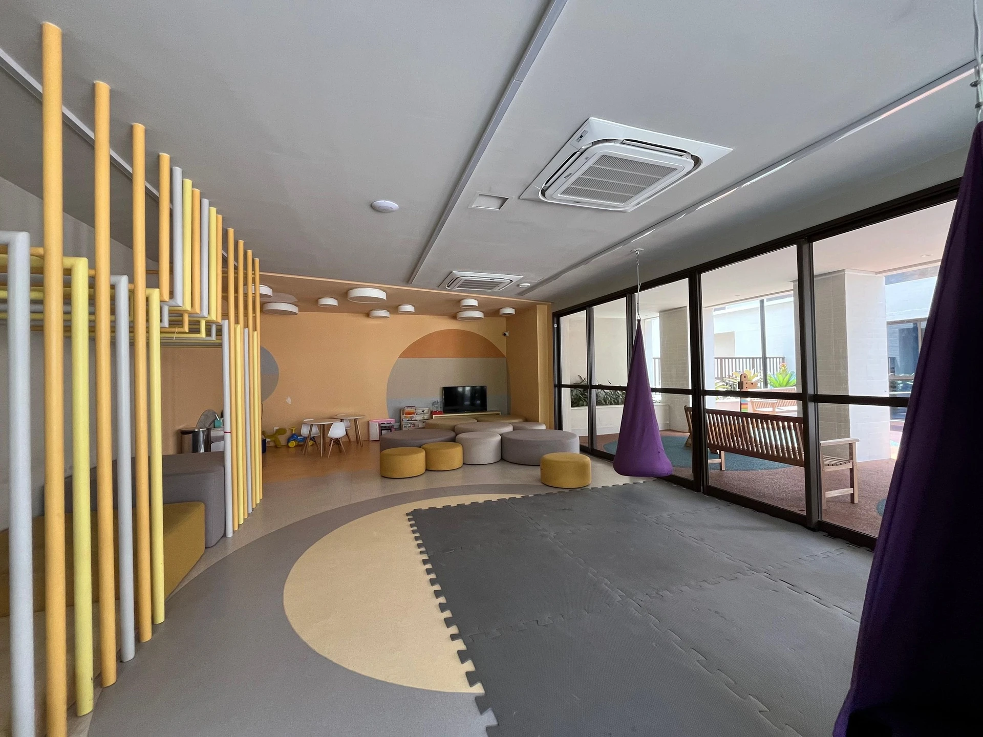 Furnished apartment, 89 m², with a glass-enclosed balcony — photo 36