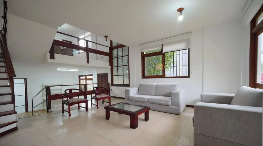 Furnished 4-bedroom house with a gas stove kitchen