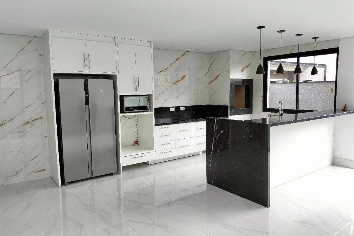 Sobrado com 3 suítes e 240 m², cozinha integrada e 2 vagas