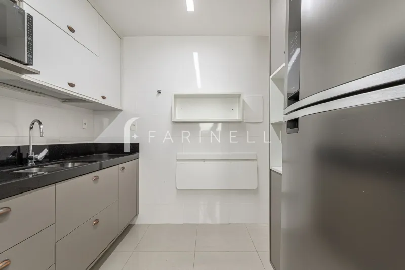 Glass-enclosed balcony in a 3-bedroom apartment, 136 m² — photo 5