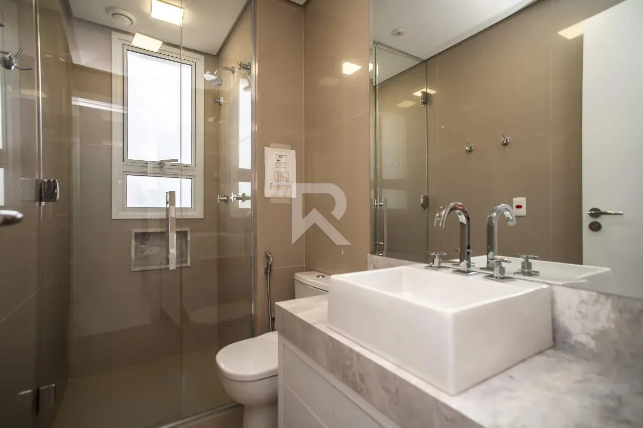 Furnished apartment with 4 en-suite rooms and glazed balcony — photo 17