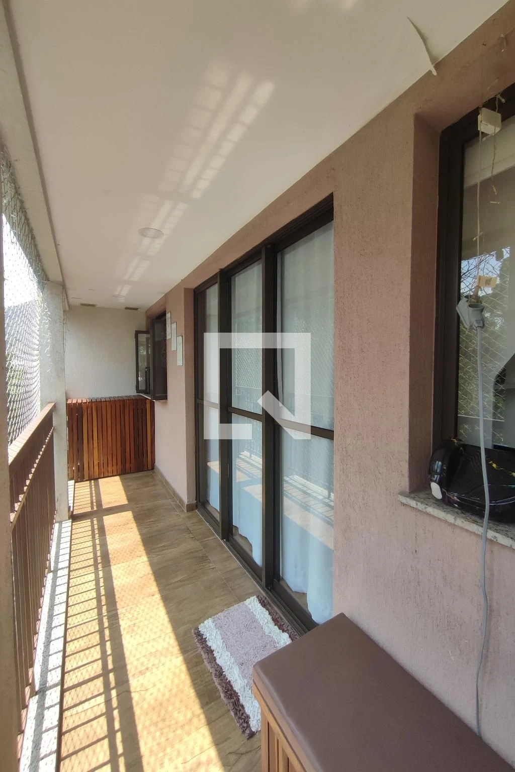 Apartamento de 89 m² com janelas do piso ao teto e closet — photo 78