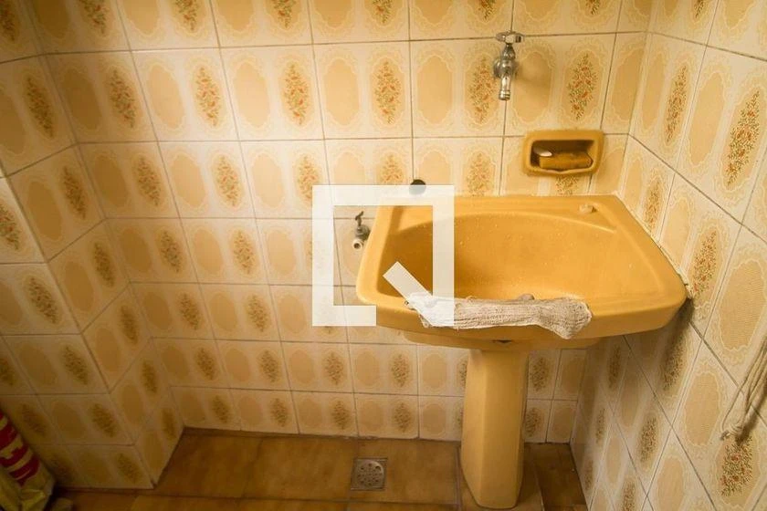 2-bedroom apartment in a building with a pool — photo 39