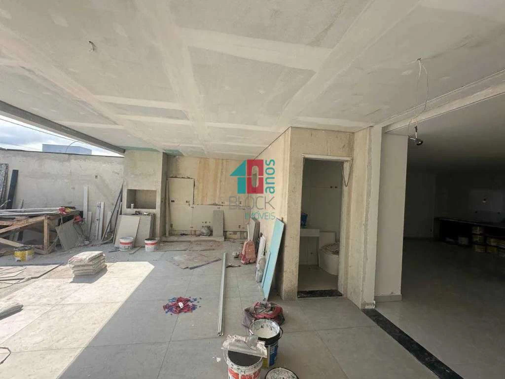 Casa com 5 suítes, 8 banheiros e 3 vagas para reformar — photo 11