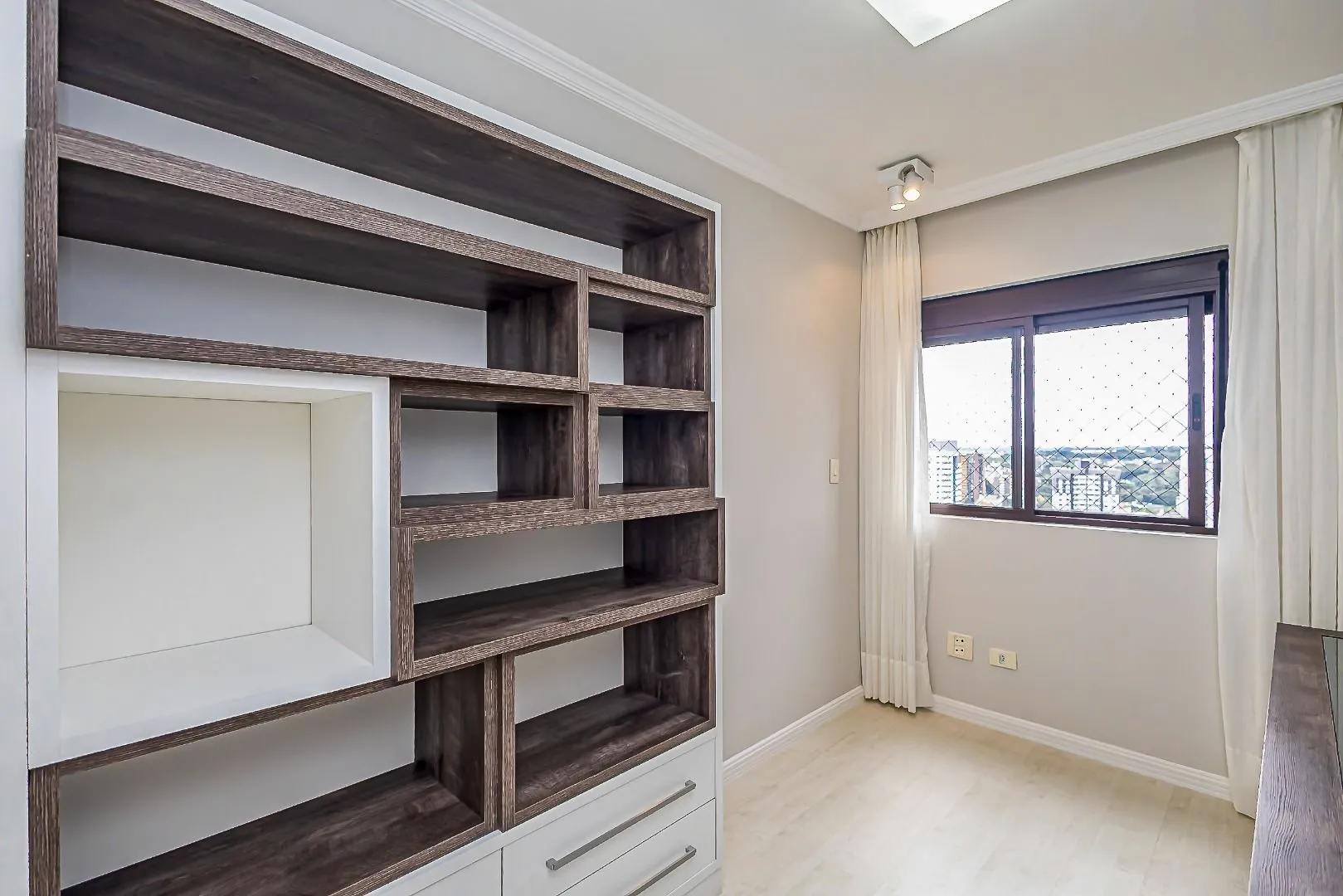 119 m² apartment with floor-to-ceiling windows and a bathtub — photo 15
