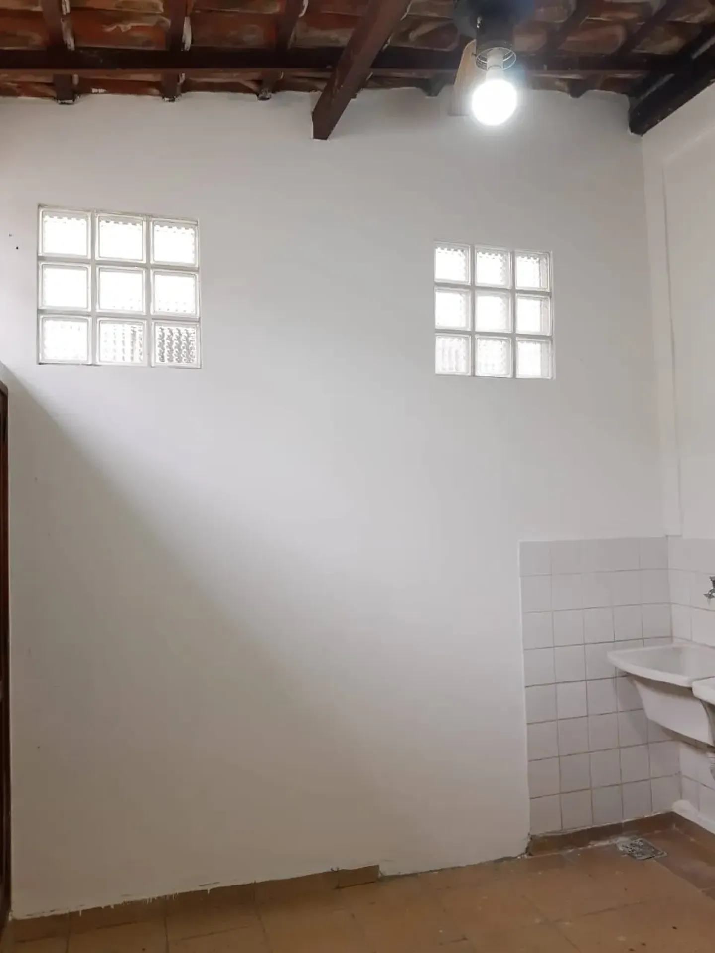 Bathtub in a 5-bedroom house, 240 m² — photo 48