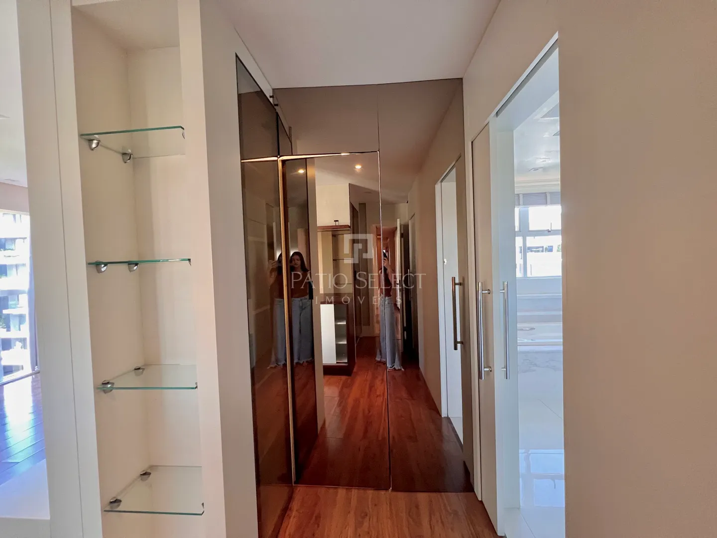 Гардеробная и 3 спальни: квартира 180 м² — photo 73