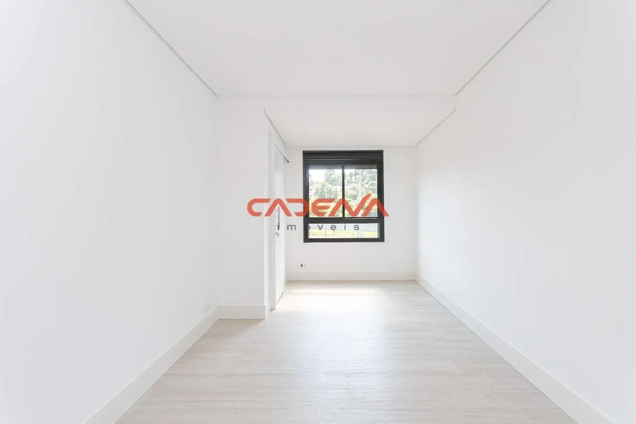 Glass-enclosed balcony in a 3-bedroom house, 124 m² — photo 24