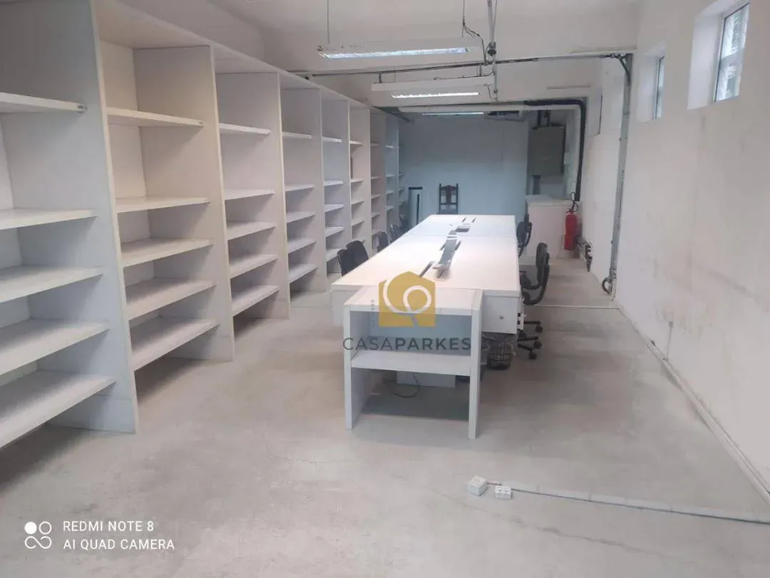 Casa com 2 dormitórios e piso de madeira na sala — photo 27