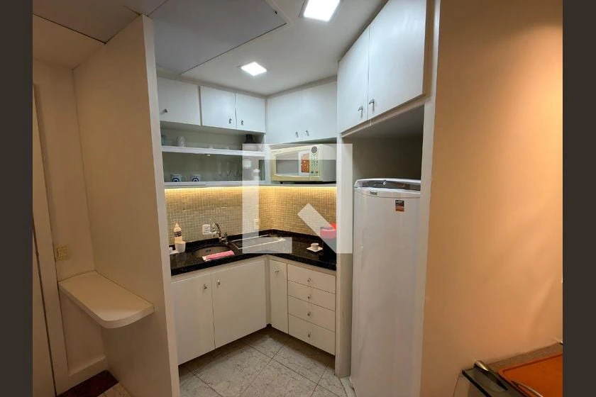Apartamento mobiliado com cozinha americana e armários — photo 3