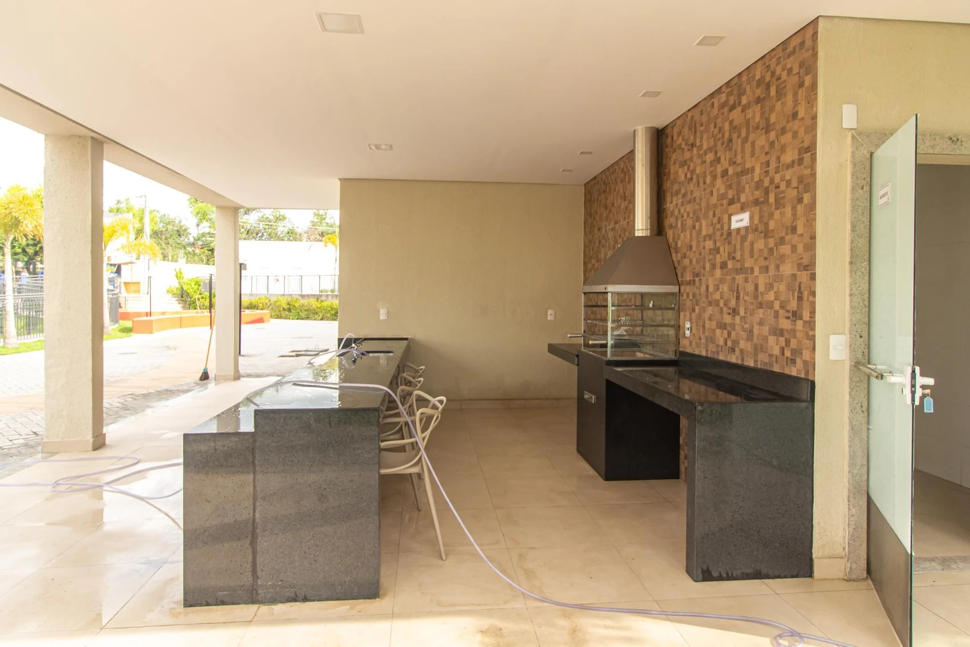 Unfurnished apartment with 2 bedrooms and laundry area — photo 36
