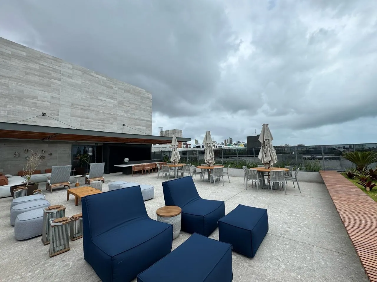 Apartamento térreo mobiliado com 3 suítes e jacuzzi privativa