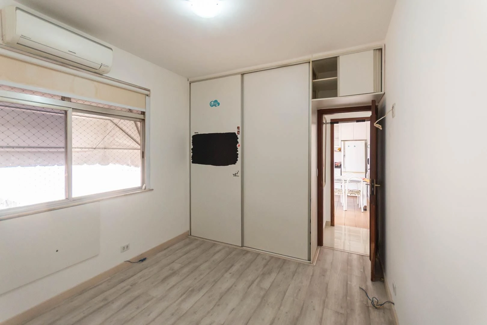 Balcony with a grill in a 3-bedroom apartment, 135 m² — photo 37