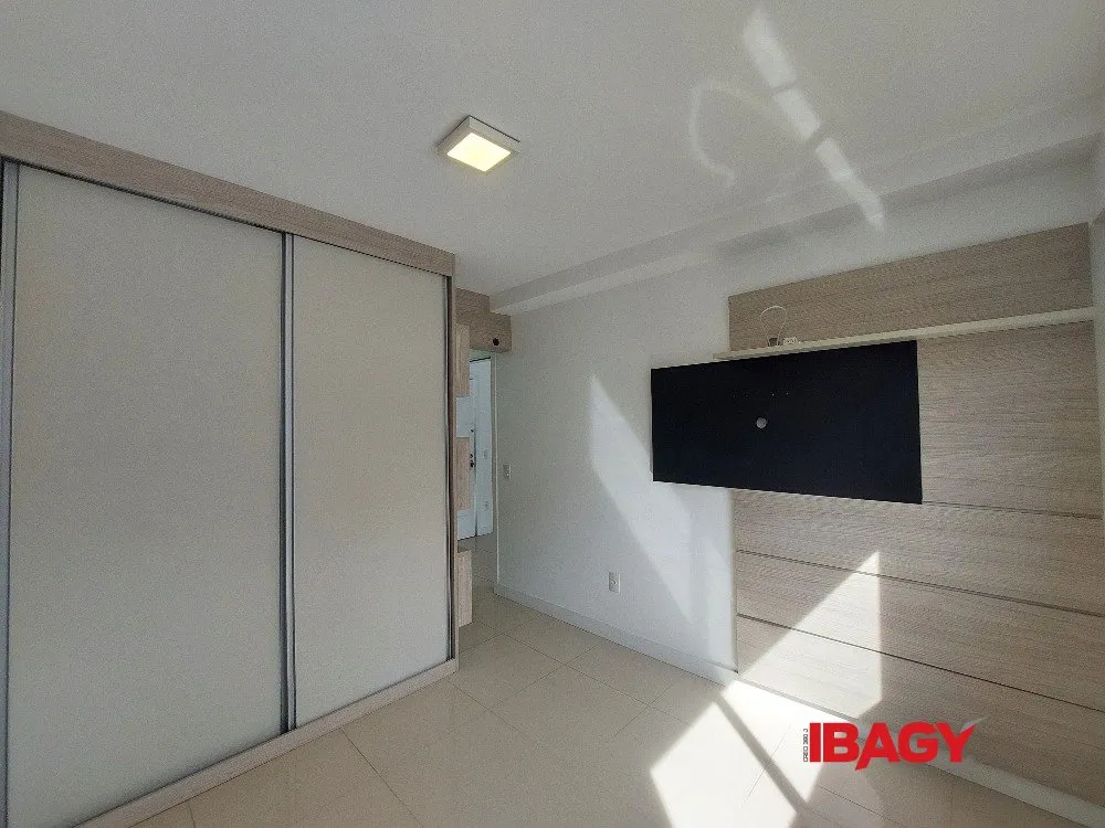 Balcony with a grill in a one-bedroom apartment, 39 m² — photo 19