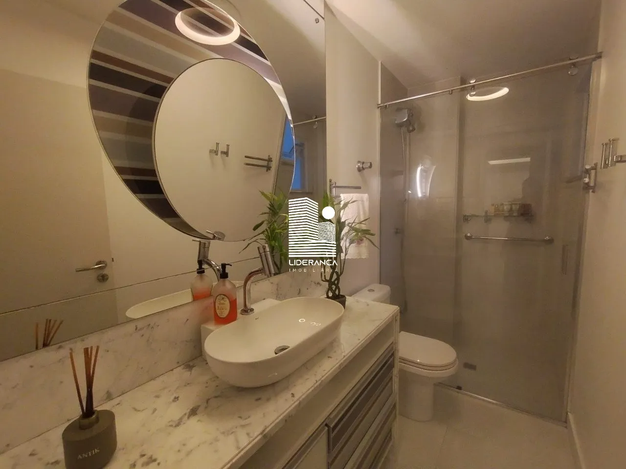 3-bedroom apartment with a walk-in closet in Florianópolis — photo 17