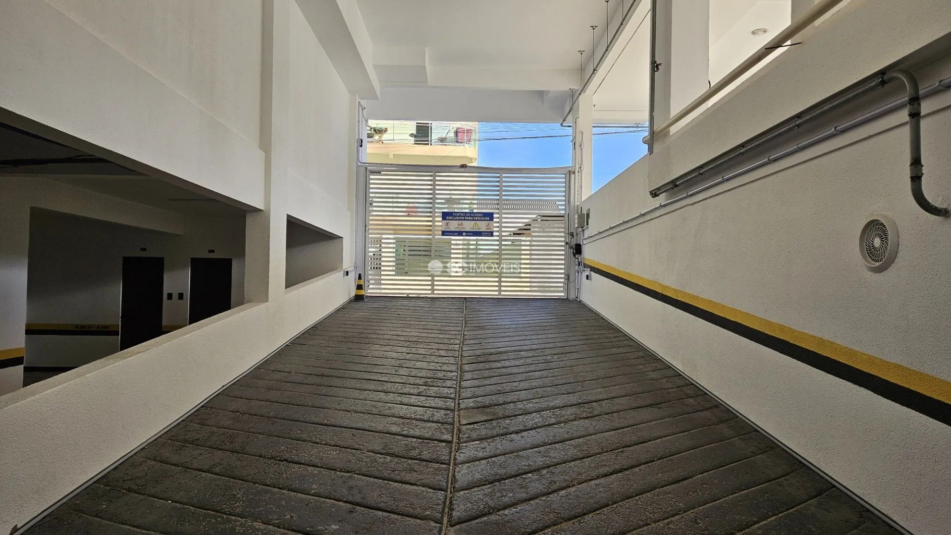 Furnished 1-bedroom apartment with 45 m² and parking space — photo 37