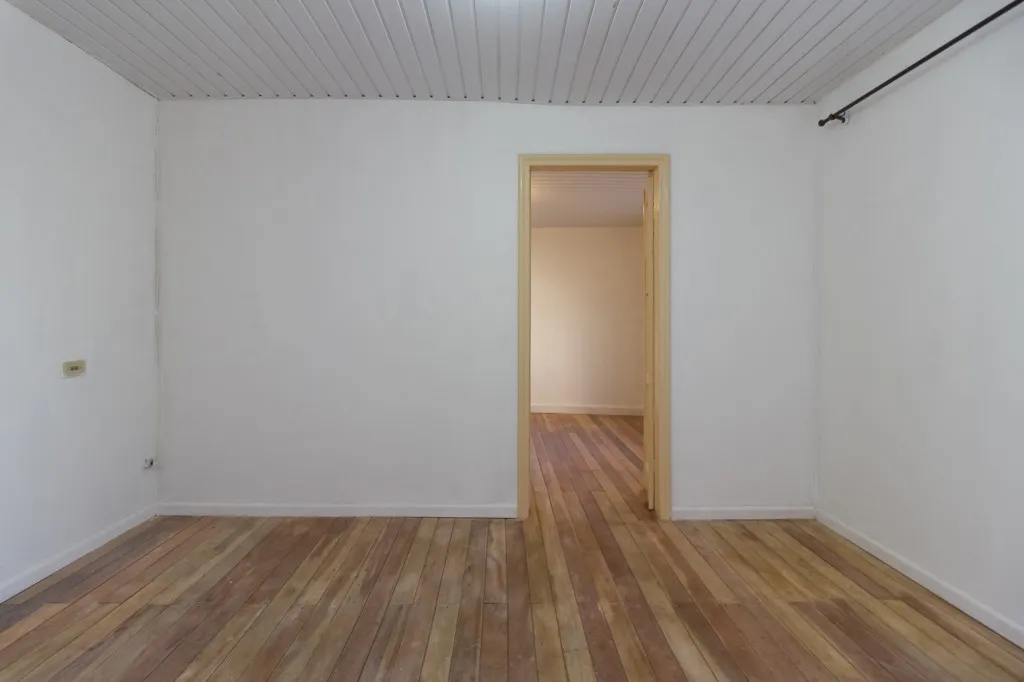 One-bedroom apartment with wood or laminate floors — photo 6