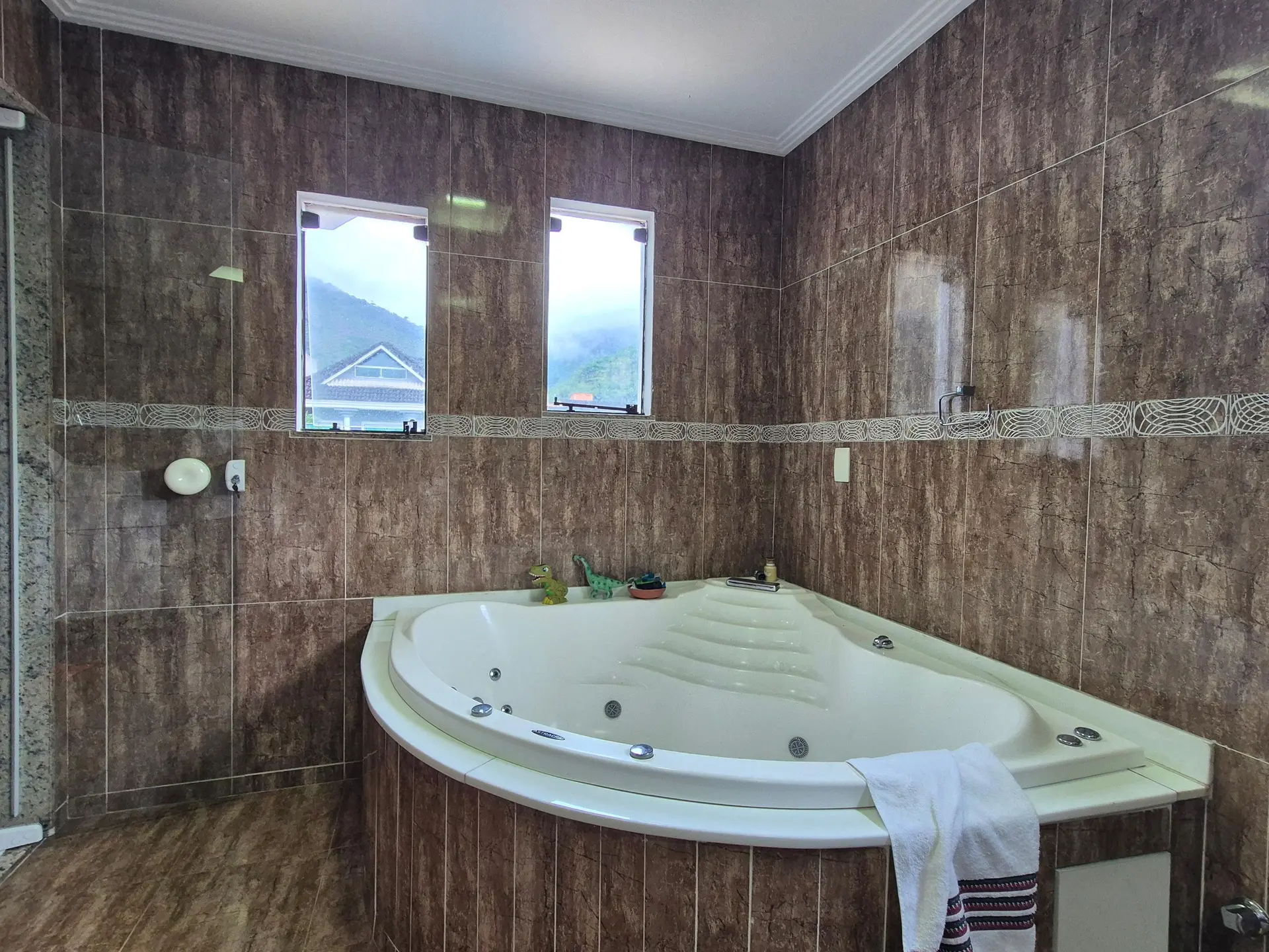 Jacuzzi in a 3-bedroom house, 400 m² — photo 36