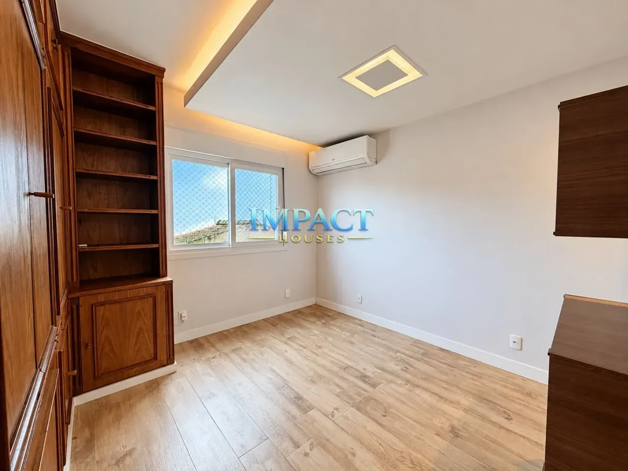 4-bedroom house with a walk-in closet — photo 16