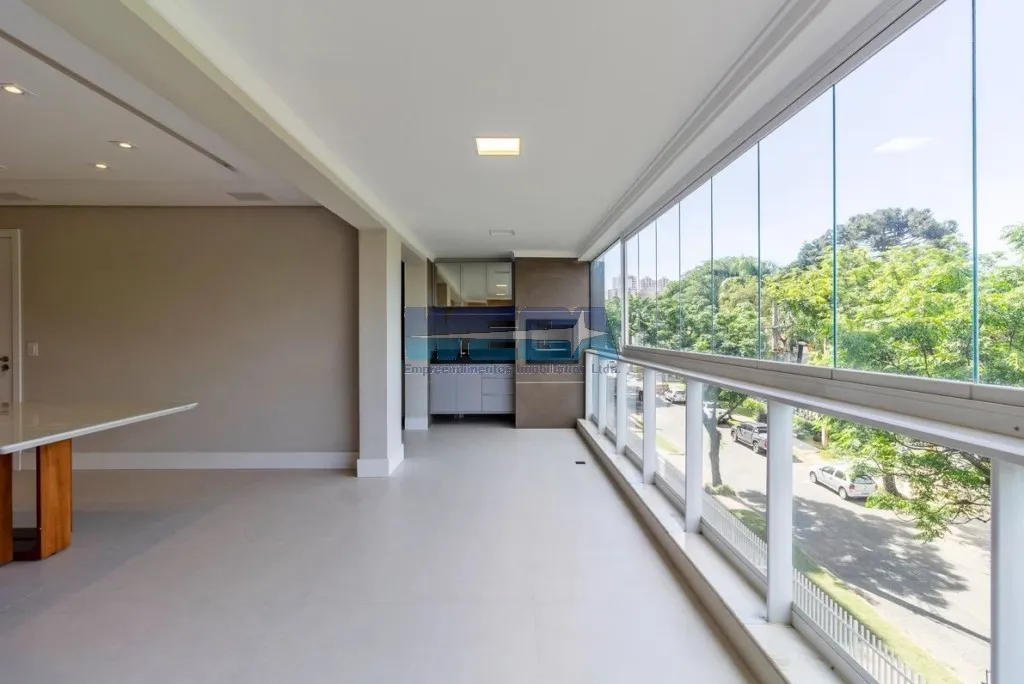 Apartamento com 4 quartos e varanda de vidro fechada — photo 13