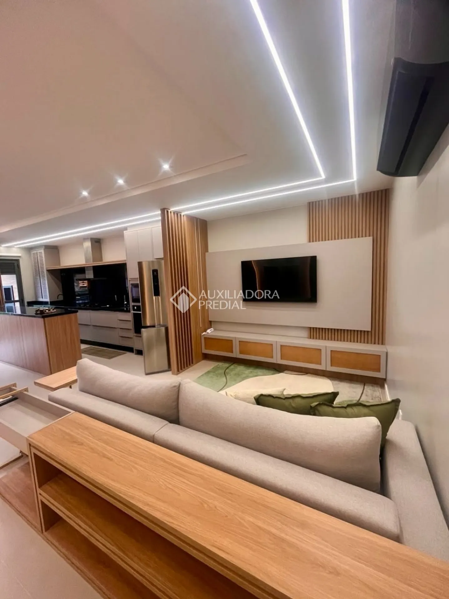Furnished 92 m² apartment with balcony and 2 parking spots — photo 17