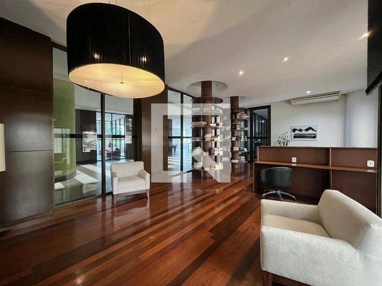 One-bedroom apartment in a building with a gym — photo 16