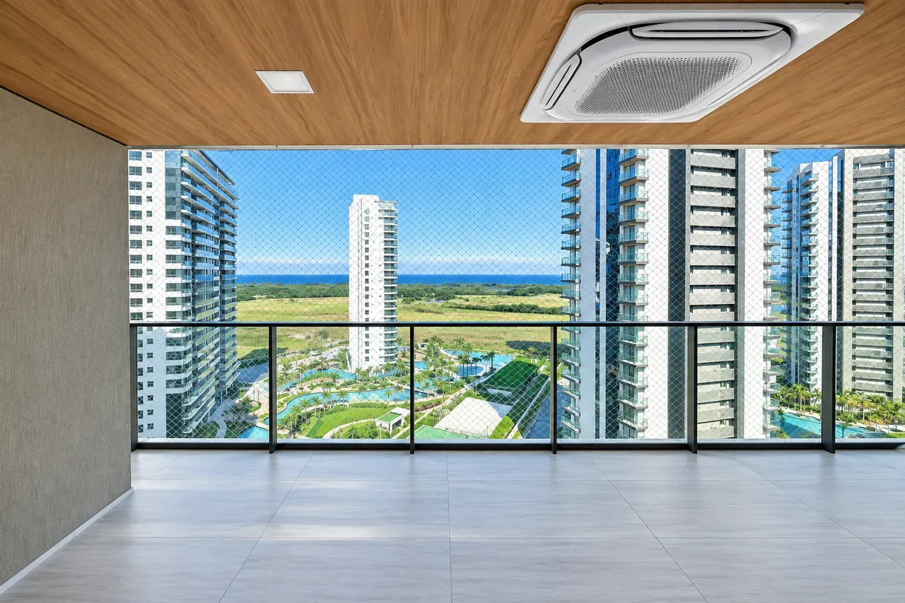 4-bedroom apartment with a water view — photo 4