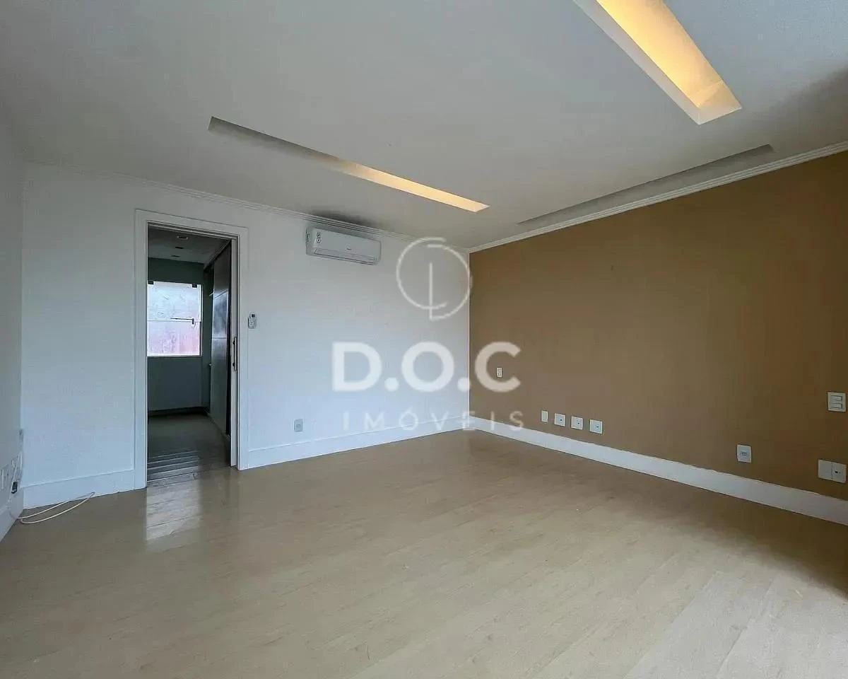 Floor-to-ceiling windows in a 5-bedroom house, 300 m² — photo 5