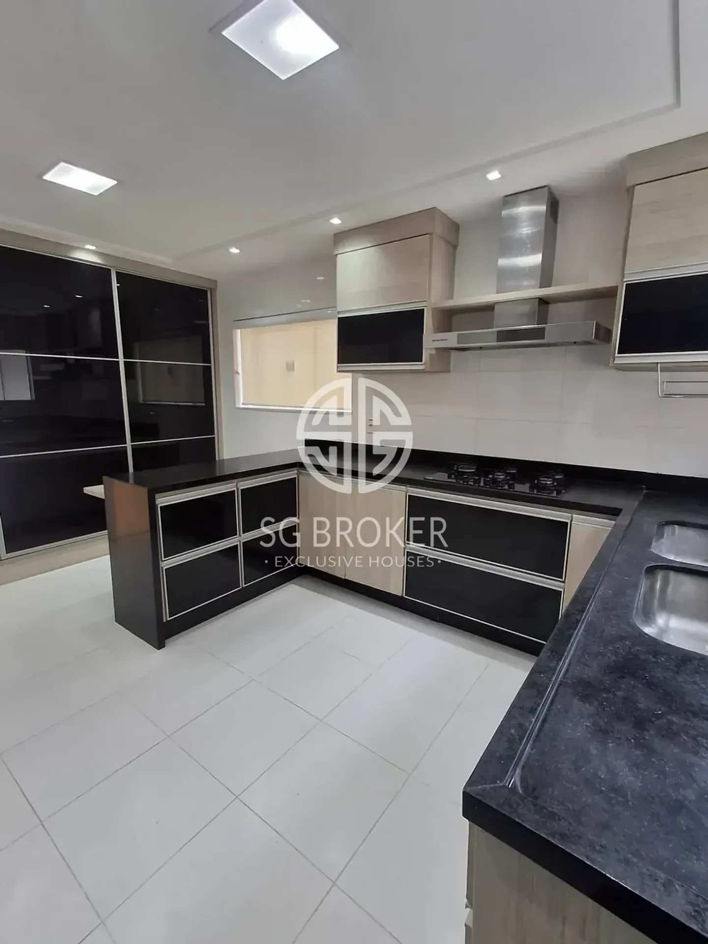 Casa com 5 suítes e 5 banheiros, 330 m² — photo 37