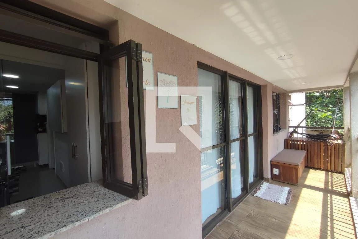 Apartamento de 89 m² com janelas do piso ao teto e closet — photo 79