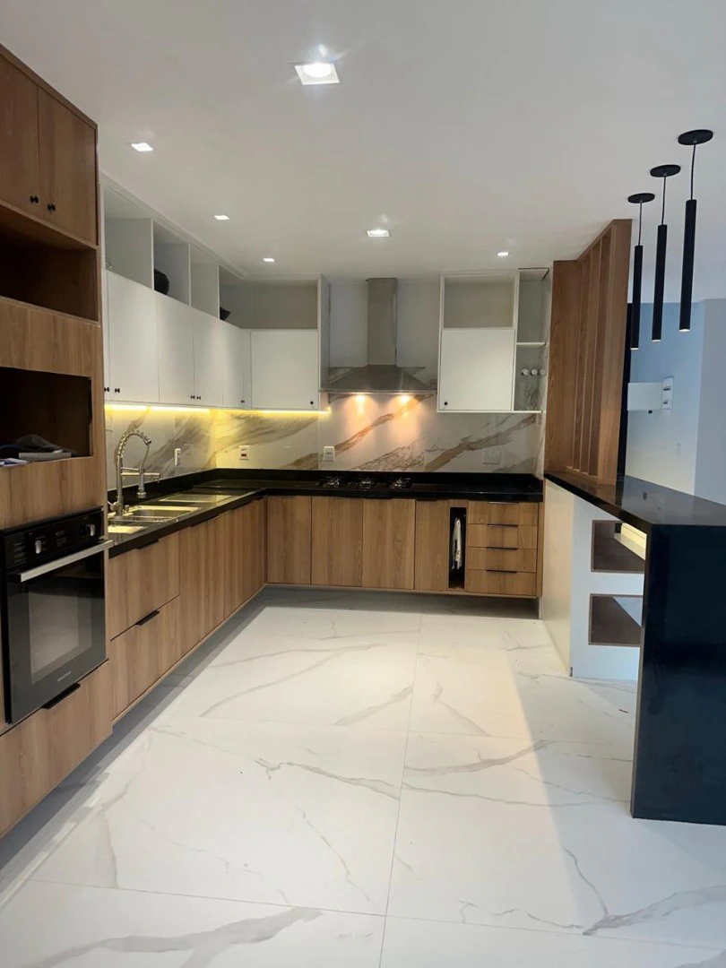 5-bedroom house with open-plan kitchen and 3 parking spaces — photo 8