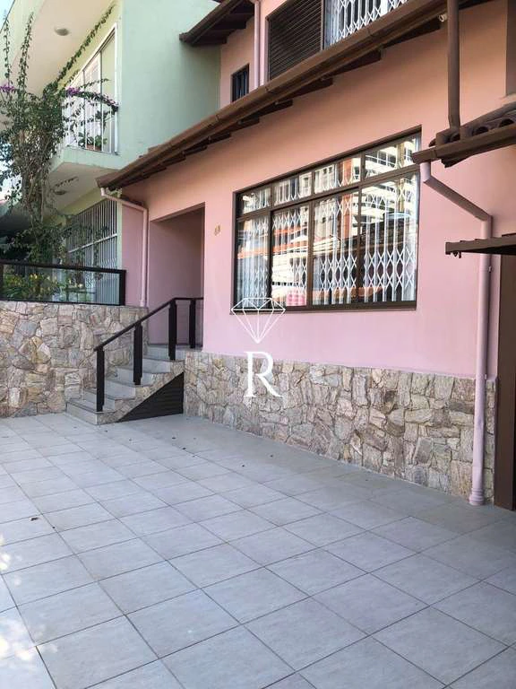 200 m² house with 3 bedrooms and 4 bathrooms — photo 2