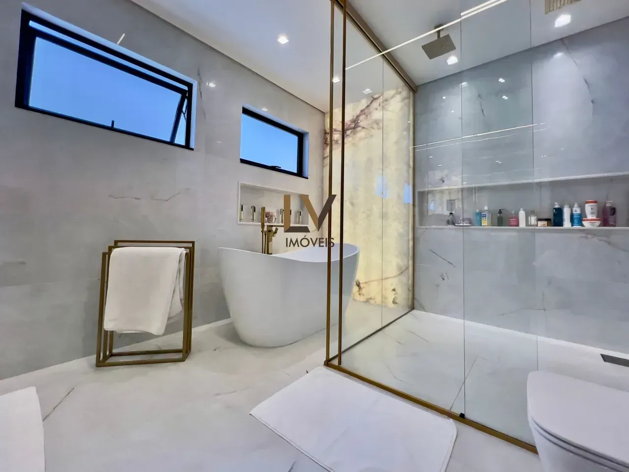 Furnished house with 800 m², 5 bedrooms and open-plan kitchen — photo 38